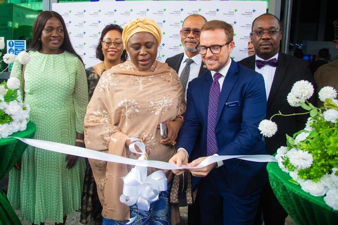 Large gathering of healthcare professionals in West Africa held