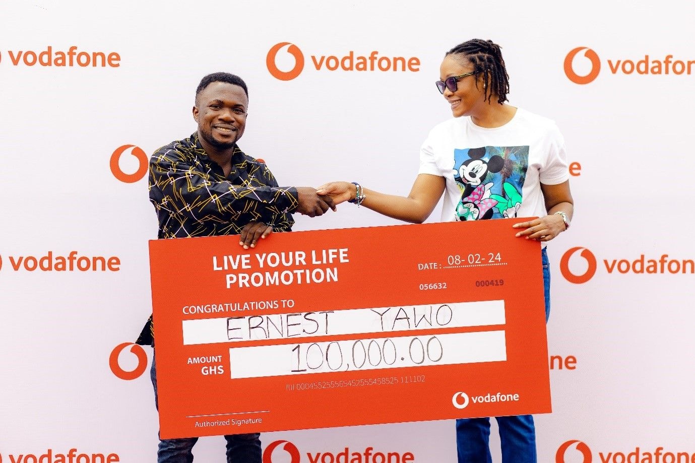 Vodafone honours 2 winners of ‘Live Your Life’ promo