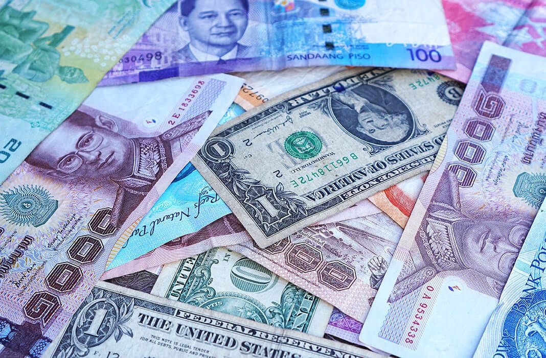 Currencies and crisis: how dominant currencies limit the impact of exchange rate flexibility