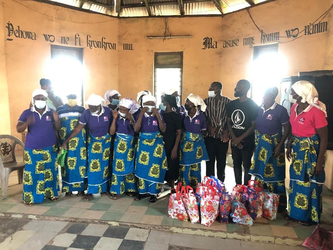 Alicia Evans donates to 30 widows in Ahwerase