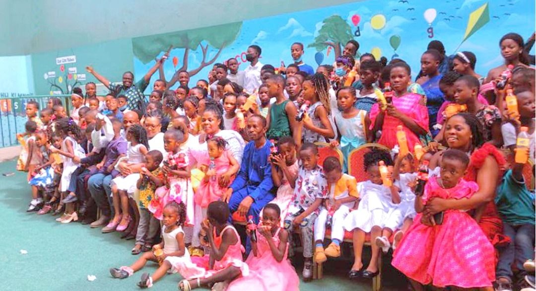 Lashibi Manye Naa Aforkor Ojeagbo II fetes children