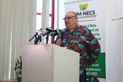 How can the media set an agenda on natural resources management?
