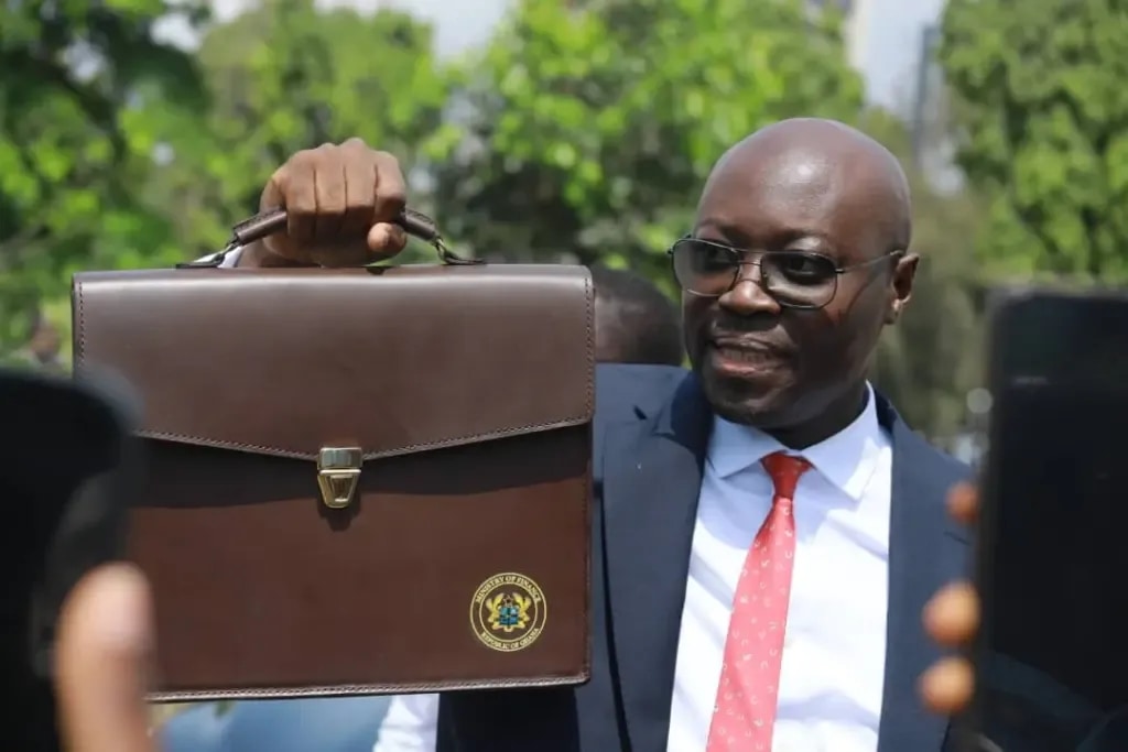 2025 budget targets 4.4% growth, cuts spending to 20.7% of GDP