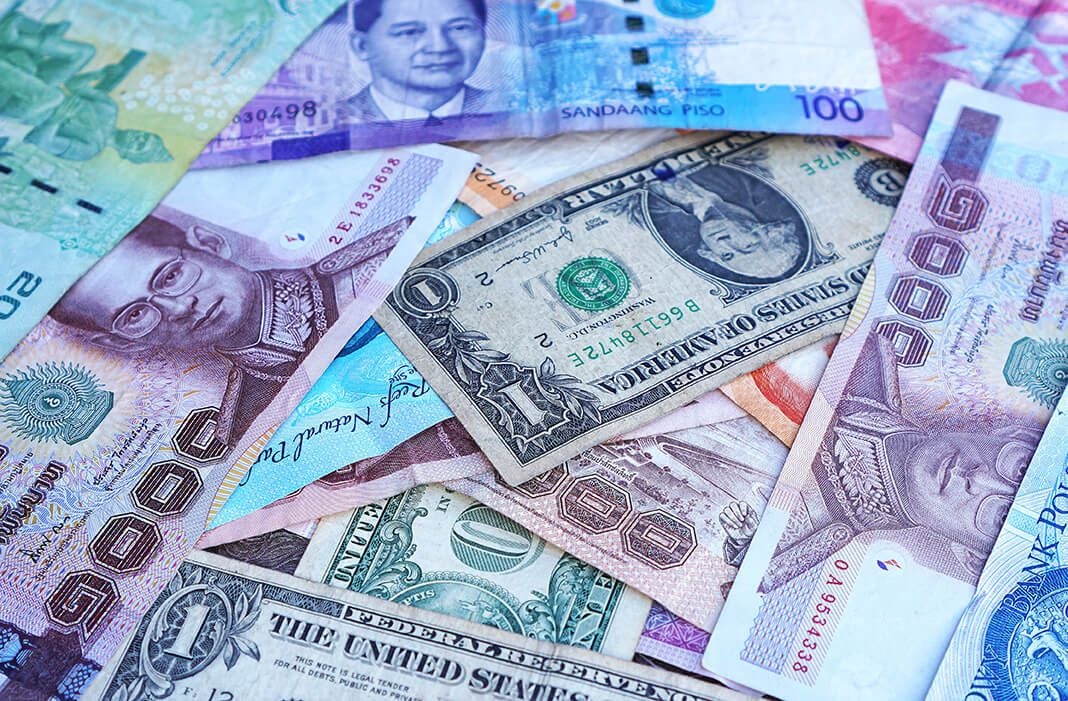 Currencies and crisis: how dominant currencies limit the impact of exchange rate flexibility