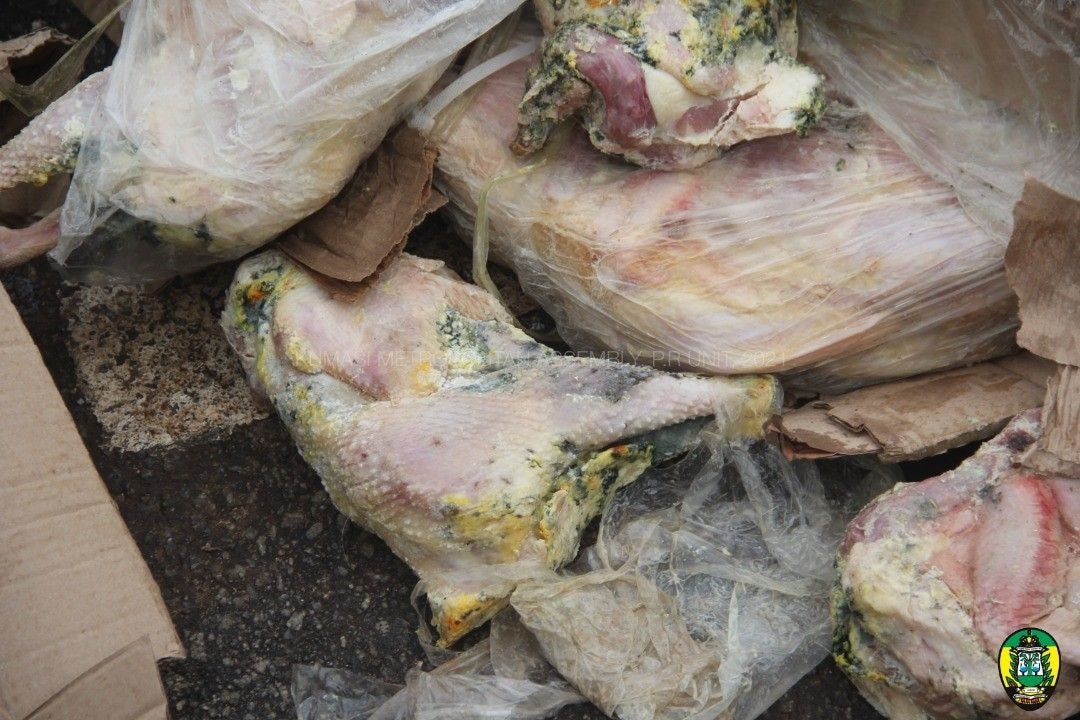 Unwholesome chicken sale in Kumasi …Environmental Health Officers on high alert